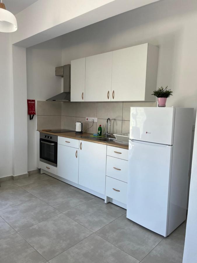 Blue Seaview Appartments 파포스 외부 사진